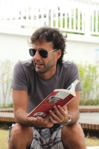 Cavalcanti mostra detalhes do seu livro Dias de Inferno na Síria Foto: Thiago Montero