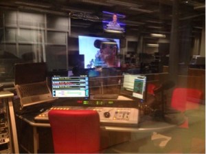 O estúdio possui dois televisores que mantêm os apresentadores informados durante o programa      Foto: Fernanda Giachini