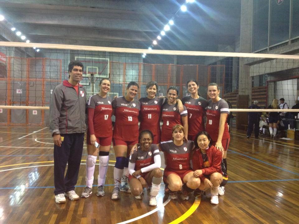 Eloisa, agachada entre duas amigas, treina semanalmente no clube Helvetia. Foto: acervo pessoal