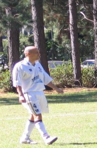 Rocha joga futebol semanalmente, em clube no Morumbi Foto: acervo pessoal